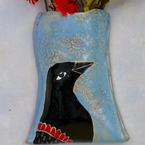 Vägghängande fickvas i keramik, Crow Art, texturerad väggkonst i keramik med rosor och korp, nyckfull och konstnärlig väggvas i keramik, av Cathy Kiffney