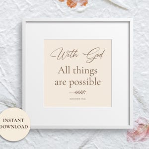 Può includere: Stampa incorniciata con la frase "With God All things are possible" in scrittura marrone. La stampa è su uno sfondo color crema e in una cornice quadrata bianca. La scritta "Instant Download" è su un adesivo rotondo in basso a sinistra.