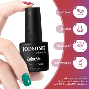 K&ouml;nnte beinhalten: Eine schwarze JODSONE Gel-Nagellackflasche mit schwarzem Deckel, gehalten von einer Hand mit einem teal lackierten Nagel. Die Flasche ist mit "Color Gel" und "5ml/0.17fl.oz" beschriftet. Das Bild enth&auml;lt auch Text &uuml;ber die Produkteigenschaften.
