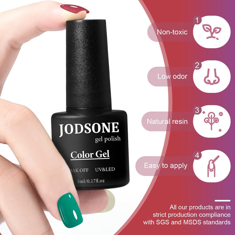 K&ouml;nnte beinhalten: Eine schwarze JODSONE Gel-Nagellackflasche mit schwarzem Deckel, gehalten von einer Hand mit einem teal lackierten Nagel. Die Flasche ist mit "Color Gel" und "5ml/0.17fl.oz" beschriftet. Das Bild enth&auml;lt auch Text &uuml;ber die Produkteigenschaften.
