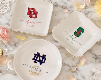 Spersonalizowany prezent na ukończenie studiów – tacka na biżuterię z logo uczelni, dekoracja akademika, taca z okazji dumy uniwersyteckiej, pamiątka ukończenia studiów, prezenty dla absolwentów