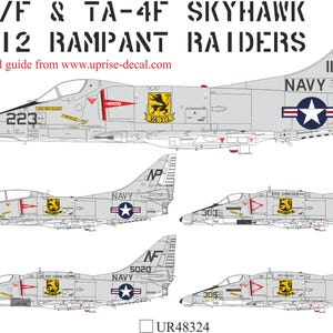 Puede incluir: Una colección de calcomanías de aviones A-4E/F y TA-4F Skyhawk de color gris claro. Las calcomanías presentan las marcas del escuadrón VA-212 Rampant Raiders, incluyendo la insignia de la Marina y los números de los aviones. El texto incluye "A-4E/F & TA-4F SKYHAWK VA-212 RAMPANT RAIDERS".