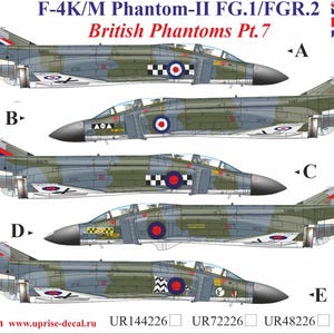 Może przedstawiać: Ilustracja pięciu myśliwców F-4K/M Phantom-II FG.1/FGR.2 z różnymi wzorami kamuflażu i oznaczeniami. Obraz zawiera tekst "British Phantoms Pt.7" i brytyjską flagę. Każdy samolot ma unikalne kokardy.