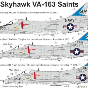Puede incluir: Diagrama de tres aviones A-4E Skyhawk, cada uno con un esquema de pintura y marcas diferentes. El texto incluye detalles sobre los aviones, incluyendo los nombres de los pilotos y las fechas de los eventos. Los aviones están etiquetados como A, B y C.