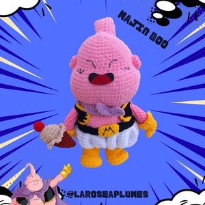 Peut inclure: Une figurine rose au crochet de Majin Boo de Dragon Ball Z, tenant une glace. La figurine a une jupe blanche, des pieds et des mains jaunes, et une ceinture noire et jaune. Le texte "MAJIN BOO" est au-dessus de la figurine.