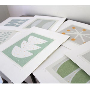 Abstrakter Siebdruck/ Originalkunstwerk, grün fleckig 'Three Nests', handgezogen, mintgrün, creme, orange von Emma Lawrenson. Bild 5