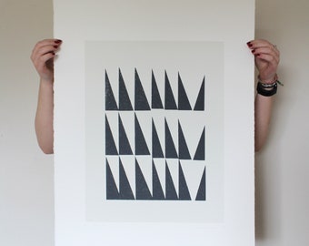Groot zwart geometrisch abstract, minimale originele zeefdruk, modern wanddecor van Emma Lawrenson
