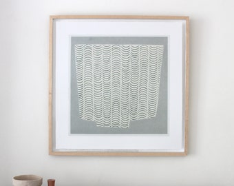 Groot vierkant, modern, neutraal grijs origineel abstract, minimale handgemaakte zeefdruk, door Emma Lawrenson
