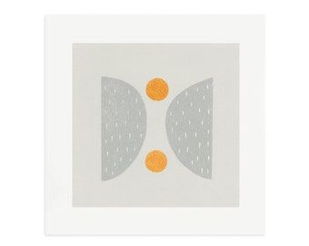 abstracte zeefdruk, originele beeldende kunst, neutrale kleuren, grijs, oranje, moderne muurkunst, Emma Lawrenson.