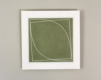 Großes quadratisches Olivgrün, modern, originell abstrakt, minimal handgefertigt – Agnes Martin – Siebdruck, von Emma Lawrenson