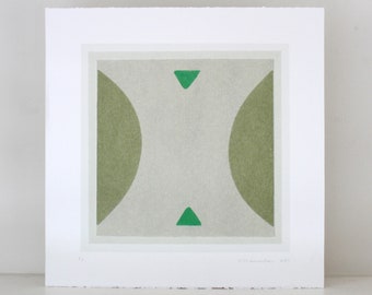 abstracte zeefdruk, fine art print, groene en grijze moderne handgemaakte kunst, door Emma Lawrenson.