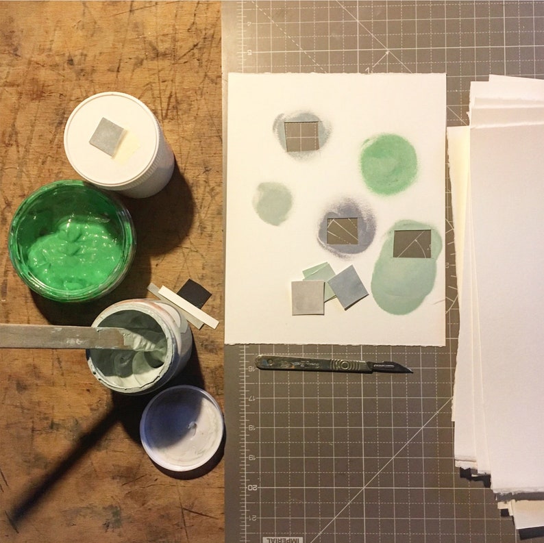 Abstrakter Siebdruck/ Originalkunstwerk, grün fleckig 'Three Nests', handgezogen, mintgrün, creme, orange von Emma Lawrenson. Bild 10