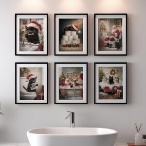 Puede incluir: Un conjunto de seis láminas de arte mural enmarcadas con escenas navideñas de gatos y Papá Noel. Las imágenes muestran gatos con gorros de Navidad en baños, a Papá Noel sentado en un inodoro y gatos en una bañera con un reno y Papá Noel.