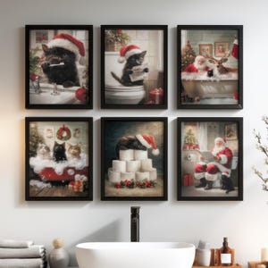Könnte beinhalten: Sechs gerahmte Kunstdrucke mit Katzen und dem Weihnachtsmann in humorvollen Weihnachtsszenen. Ein Druck zeigt eine schwarze Katze beim Zähneputzen, ein anderer eine Katze auf einer Toilette, die eine Zeitung liest, und weitere zeigen Katzen in einer Badewanne und den Weihnachtsmann auf der Toilette.
