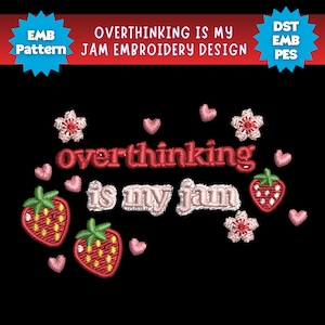 Op de afbeelding: Zwarte achtergrond met een borduurontwerp met de tekst "overthinking is my jam" in rode en witte draad. Het ontwerp bevat aardbeien, harten en bloemen. De tekst "EMB Pattern" en "DST EMB PES" is ook opgenomen.