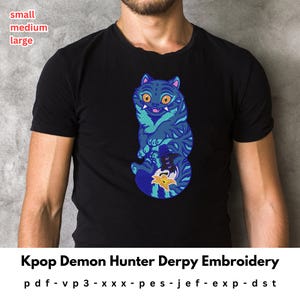 Peut inclure: T-shirt noir avec un motif de chat de dessin animé bleu et sarcelle, des yeux orange et un chapeau. Le texte "Kpop Demon Hunter Derpy Embroidery" est en dessous. Tailles disponibles : petit, moyen et grand.