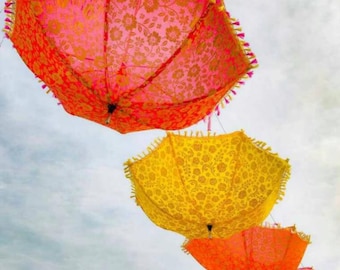 Groothandel paraplu's voor Indiase bruiloftsdecoratie, mehndi-parasols, feestachtergronden, evenementdecoratie, paraplu's voor sangeet, decoratieve zonbescherming.