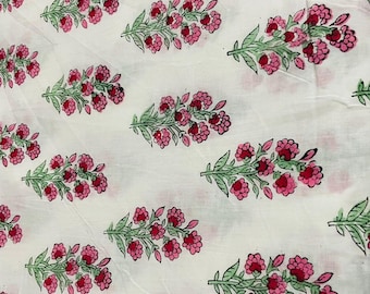 Può includere: Un tessuto bianco caratterizzato da un motivo ripetitivo di piccoli rametti floreali. Ogni rametto è composto da diversi fiori rosa arrotondati e foglie verde chiaro disposte su uno stelo, distribuite uniformemente sulla superficie.