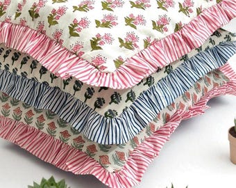 Funda de cojín de algodón con volantes y estampado de bloques indios, cojines bohemios hechos a mano, fundas de almohada de algodón bohemio, cojines florales con bloques.