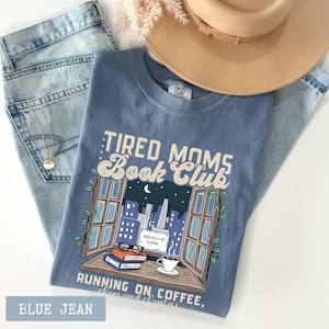 Camiseta del Club de Mamás Cansadas Comfort Colors® / Camiseta del Club de Lectura para Mamás / Camiseta para Mamás Cafeteras / Regalo para Amantes de los Libros