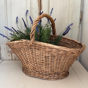 Alter französischer Weidenkorb mit Henkel, handgefertigter Flechtkorb, französischer Brocante Korb, Korb für Landhaus Deko