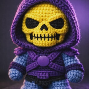 Può includere: Bambola di Skeletor all'uncinetto con un teschio giallo, orbite nere e un mantello con cappuccio viola. La bambola ha un'armatura blu e viola e un bottone viola. Un giocattolo fatto a mano ispirato a Masters of the Universe.