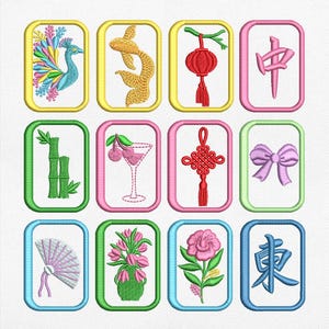 Puede incluir: Un conjunto de doce dise&ntilde;os rectangulares de bordado a m&aacute;quina con motivos coloridos que incluyen un pavo real, pez dorado, linterna, car&aacute;cter chino, bamb&uacute;, cerezas en una copa, nudo decorativo, lazo, abanico, tulipanes, flor y car&aacute;cter chino.