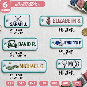 Könnte beinhalten: Rechteckige weiße Applikations-Anhängerschilder mit türkisfarbenen Rändern und gestickten Namen. Jedes Schild hat ein Golf-Motiv. Die Schilder sind 5,08 cm hoch und 10,16 cm bis 17,78 cm breit. Der Text enthält Namen und "ITH APPLIQUE BAG TAG, KEY TAG".