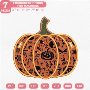 Pode incluir: Um design de bordado para máquinas com formato de abóbora, caule verde-escuro e fundo laranja estampado com ícones pretos, incluindo caveiras, aranhas, morcegos, borboletas, luas e estrelas. O texto indica 7 SIZES 3" 4" 5" 6" 7" 8" 12".
