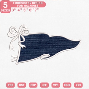 Può includere: Un ricamo a forma di gagliardetto blu navy con contorno bianco e un fiocco bianco decorativo sul lato sinistro. Il testo 5 SIZES 3" 4" 5" 6" 7" EMBROIDERY DESIGN FOR MACHINES è visibile in alto, con i formati file elencati in basso.