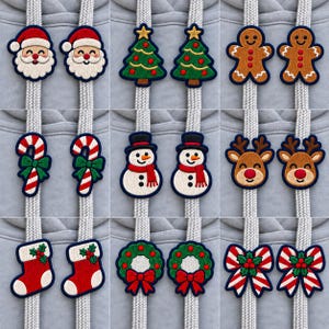Könnte beinhalten: Eine Sammlung von neun Paaren bestickter Aufnäher mit Weihnachtsmotiven, darunter der Weihnachtsmann, Tannenbäume, Lebkuchenmänner, Zuckerstangen, Schneemänner, Rentiere, Weihnachtsstrümpfe, Kränze und Schleifen an grauen Kordeln.