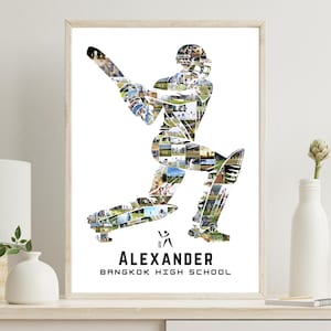 Puede incluir: Impresión enmarcada que presenta la silueta de un jugador de críquet compuesta por múltiples imágenes más pequeñas. El nombre "ALEXANDER" y "BANGKOK HIGH SCHOOL" están impresos en negro debajo. La impresión está en un marco de madera clara.