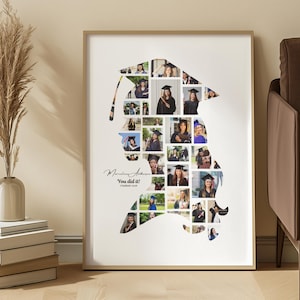 Op de afbeelding: Een ingelijste afstudeerfotocollage in de vorm van een afstudeerhoed. De collage bevat meerdere foto's van afgestudeerden. De woorden "You did it!" staan in script onder de naam van de afgestudeerde.