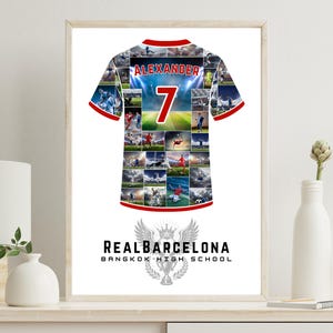 Könnte beinhalten: Gerahmtes Fußballtrikot-Kunstwerk mit einer Collage von Actionaufnahmen. Das rot-weiße Trikot zeigt den Namen "ALEXANDER" und die Nummer "7". Der Text "REALBARCELONA BANGKOK HIGH SCHOOL" ist unten im Rahmen zu sehen.