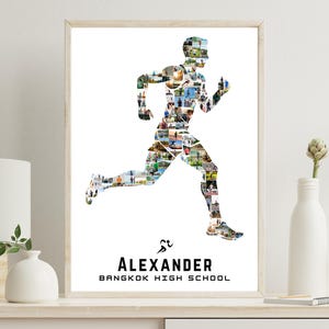 Op de afbeelding: Een ingelijste print met een rennende figuur samengesteld uit talrijke kleine foto's. De naam "ALEXANDER" en "BANGKOK HIGH SCHOOL" staan eronder in het zwart gedrukt. De print zit in een houten lijst.