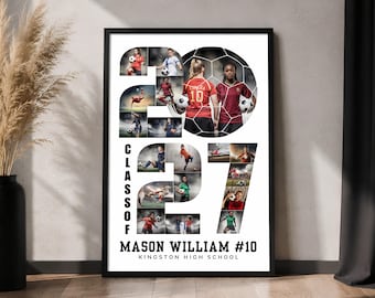 Peut inclure: Une affiche verticale encadrée présentant un collage de photos disposées à l'intérieur des chiffres 2027. Le design inclut plusieurs clichés d'action de joueurs de football, le texte CLASS OF 2027, MASON WILLIAM #10 et KINGSTON HIGH SCHOOL.