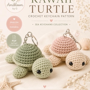 Puede incluir: Dos llaveros de tortuga tejidos a ganchillo, uno en verde salvia y otro en rosa empolvado, con ojos de seguridad negros y una anilla metálica. El texto dice KAWAII TURTLE CROCHET KEYCHAIN PATTERN, Amibloom by G, ENGLISH, ESPAÑOL, PDF INSTANT DOWNLOAD.