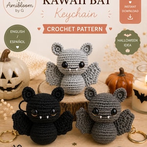 Puede incluir: Tres llaveros de murciélago tejidos a ganchillo en gris claro, gris oscuro y negro, cada uno con grandes ojos negros y dos colmillos blancos. La imagen incluye el texto: KAWAI BAT Keychain CROCHET PATTERN, PDF INSTANT DOWNLOAD, ENGLISH / ESPAÑOL, HALLOWEEN IDEA.