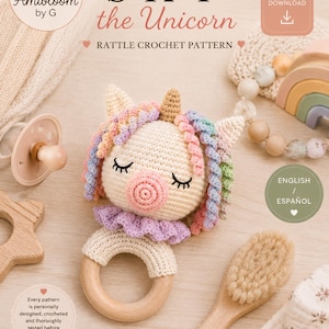 Puede incluir: Un patrón de ganchillo para un sonajero de unicornio titulado SKY the Unicorn. El patrón incluye instrucciones detalladas y fotos paso a paso en inglés y español. La imagen muestra una cabeza de unicornio tejida con una melena de colores pastel.