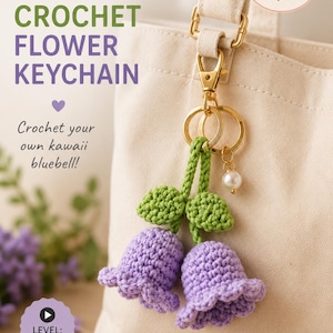 Puede incluir: Un llavero de flor de campanilla de ganchillo con dos flores moradas en forma de campana, tallos y hojas verdes, unido a una anilla y cierre de metal dorado. El texto dice AMIGURUMI PATTERN BLUEBELL CROCHET FLOWER KEYCHAIN, Amibloom by G, Crochet your own kawaii bluebell!, LEVEL: EASY, y PERFECT FOR KEYCHAINS, BAGS, BACKPACKS & GIFTS.