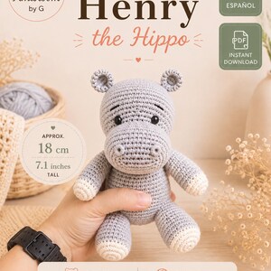Puede incluir: Un patrón de ganchillo para Henry el hipopótamo, un peluche gris que mide 18 cm de altura. El documento incluye texto en inglés y español, indica una descarga instantánea en PDF y presenta un gráfico del juguete de hipopótamo terminado.