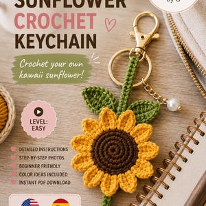 Puede incluir: Un llavero de girasol tejido a ganchillo con un centro marrón oscuro y pétalos amarillos, unido a un cierre y anilla de metal dorado. La imagen incluye texto: AMIGURUMI PATTERN SUNFLOWER CROCHET KEYCHAIN, Crochet your own kawaii sunflower!, LEVEL: EASY, ENGLISH, ESPAÑOL, y más.