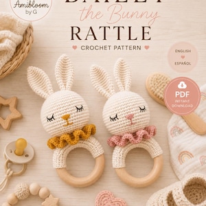 Puede incluir: Un patrón de ganchillo titulado BAILEY the Bunny RATTLE que muestra dos cabezas de conejo de ganchillo color crema sobre anillos de madera con cuellos de volantes mostaza y rosa empolvado, ojos cerrados, narices bordadas y texto.