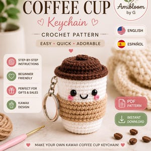 Puede incluir: Un patrón de ganchillo en PDF digital para un llavero de taza de café. La imagen muestra una taza de ganchillo blanca con tapa marrón, funda color canela y una cara sonriente con mejillas rosadas. Incluye texto como AMIGURUMI PATTERN y PDF PATTERN.