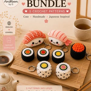 Puede incluir: Un paquete digital de 5 patrones de ganchillo para llaveros de sushi, con diseños de nigiri de salmón, nigiri de gambas, gunkan, rollos maki y uramaki. El texto dice Sushi Keychain BUNDLE, 5 CROCHET PATTERNS y 5 PATTERNS INCLUDED.