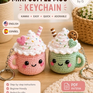 Puede incluir: Un patrón PDF digital para un llavero de mini taza de café a ganchillo. La imagen muestra dos tazas de ganchillo terminadas con nata montada, virutas de colores y pequeños adornos, una rosa y otra verde claro, unidas a un llavero metálico.