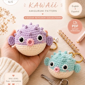 Puede incluir: Un patrón PDF de ganchillo para llaveros amigurumi titulado Pufferfish Kawaii Ocean Keychain Collection. La imagen muestra un pez globo tejido en color morado y otro en azul claro con ojos negros, bocas rosas y anillas doradas.