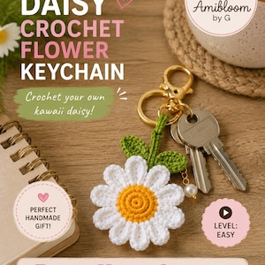 Puede incluir: Un patrón digital para un llavero de flor de margarita a ganchillo. La imagen incluye texto como AMIGURUMI PATTERN, DAISY CROCHET FLOWER KEYCHAIN, Amibloom by G y LEVEL: EASY. Una margarita tejida en blanco y amarillo con hojas verdes en un aro dorado.