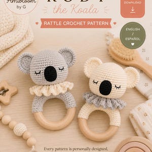 Puede incluir: Un patrón de ganchillo en PDF digital para el sonajero Kody el Koala, que presenta dos sonajeros de koala con anillos de madera, uno en gris claro y otro en crema, cada uno con nariz negra, ojos cerrados y cuello con volantes, con texto e iconos.
