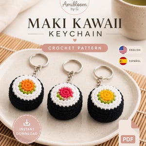 Puede incluir: Un patrón de ganchillo digital para un llavero Maki Kawaii, con tres llaveros redondos con temática de sushi con centros negros, blancos y coloridos. El texto dice Amibloom by G, Maki Kawaii Keychain, Crochet Pattern, English, Español y PDF.